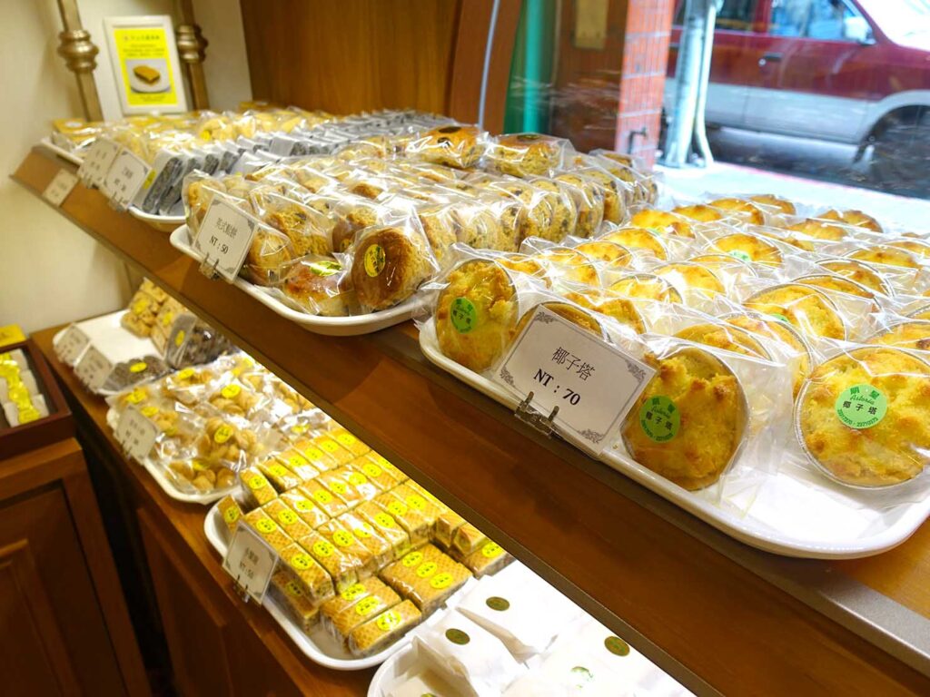 台北駅前エリアにある老舗菓子店「明星西點」の店内に並ぶお菓子たち