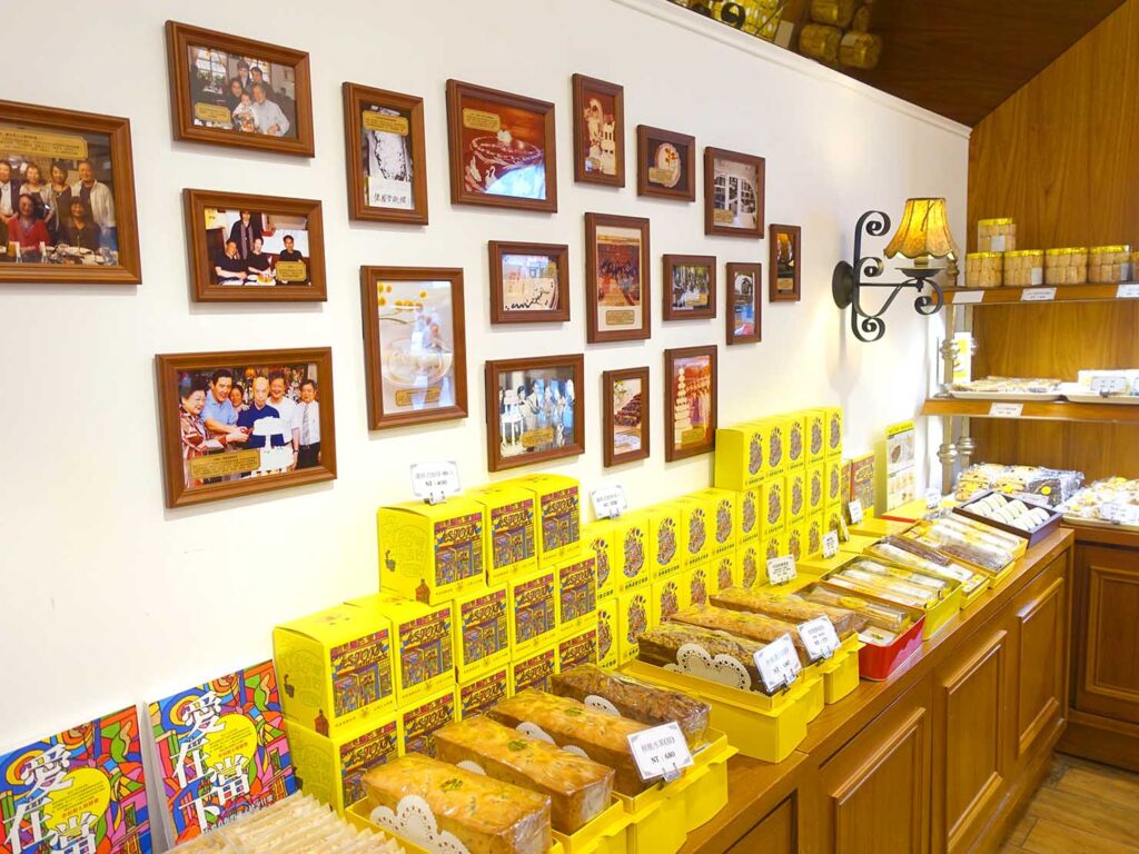 台北駅前エリアにある老舗菓子店「明星西點」の店内に飾られた写真
