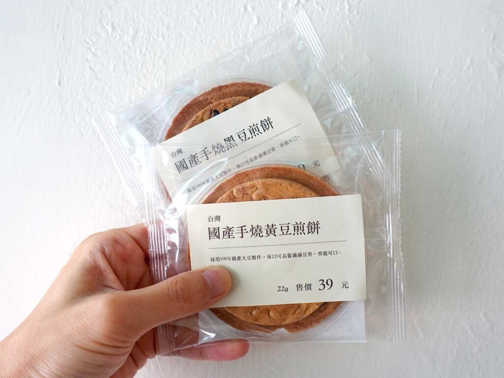 台湾のMUJI（無印良品）限定菓子「國產手燒煎餅」のパッケージ