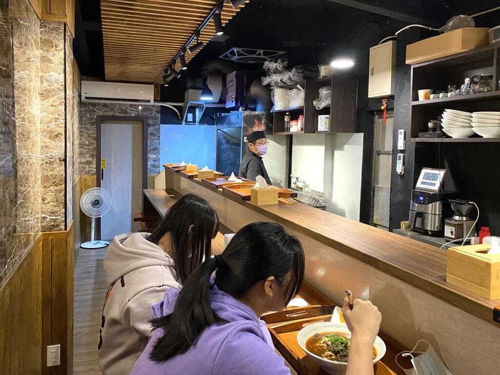 台北・永康街のおすすめ牛肉麵店「來了就吃」の店内