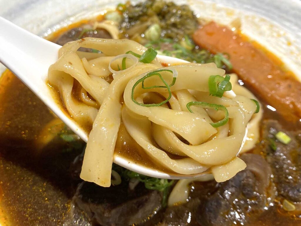 台北・永康街のおすすめ牛肉麵店「來了就吃」五色五味牛肉麵の麺クローズアップ