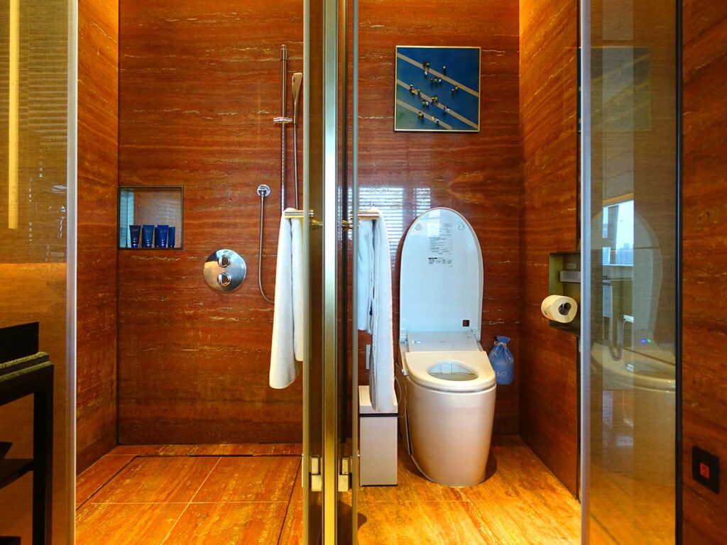 高雄アリーナ徒歩５分のおすすめ五つ星ホテル「H2O Hotel」豪華景觀房のシャワーとトイレ