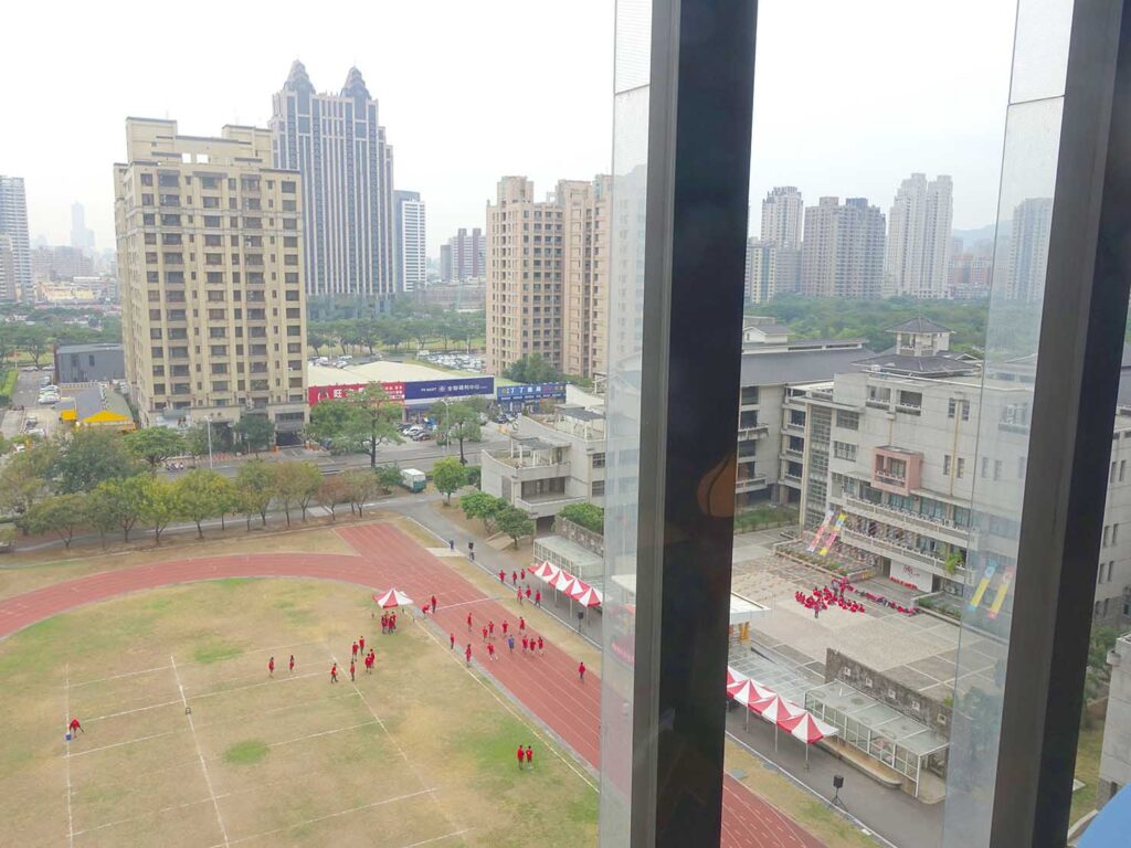 高雄アリーナ徒歩５分のおすすめ五つ星ホテル「H2O Hotel」豪華景觀房から望む明華國中のグラウンド