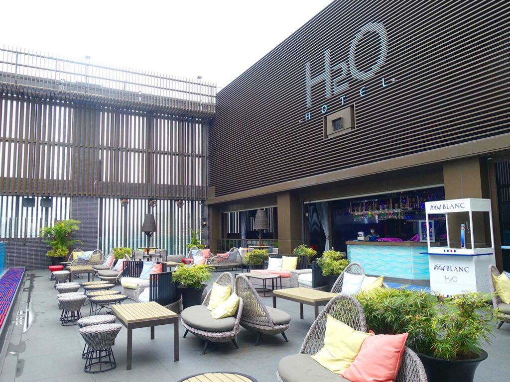 高雄アリーナ徒歩５分のおすすめ五つ星ホテル「H2O Hotel」ルーフトップバーをプール側から