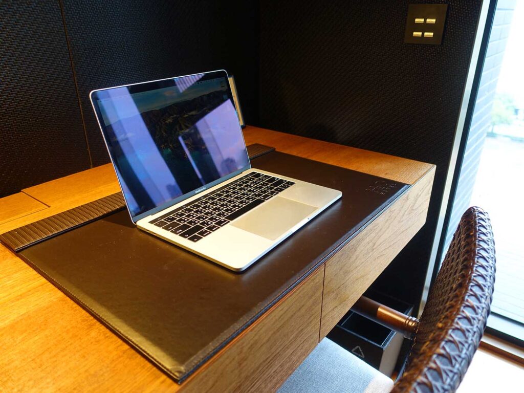 高雄アリーナ徒歩５分のおすすめ五つ星ホテル「H2O Hotel」豪華景觀房のテーブルにおいたMacbook