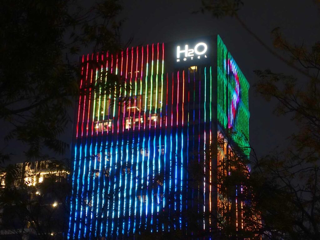 高雄アリーナ徒歩５分のおすすめ五つ星ホテル「H2O Hotel」夜の外観