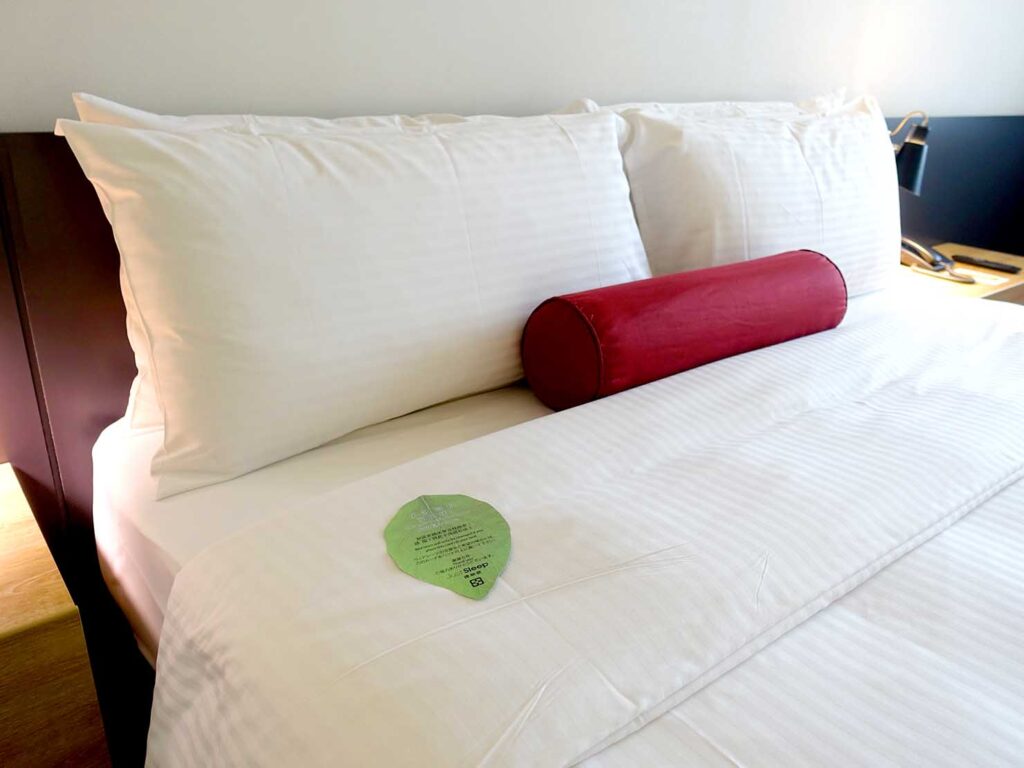 高雄駅前のおすすめホテル「Just Sleep 高雄站前館」豪華客房のベッドの枕