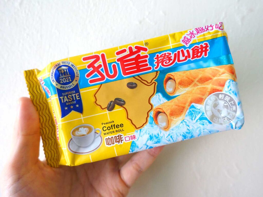 台湾のコンビニで買えるおすすめお菓子「孔雀捲心餅（咖啡）」のパッケージ