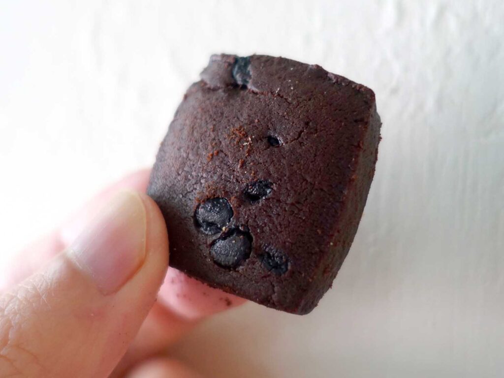 台湾のファミリーマート・全家限定クッキー「黑巧克力豆手工餅乾」