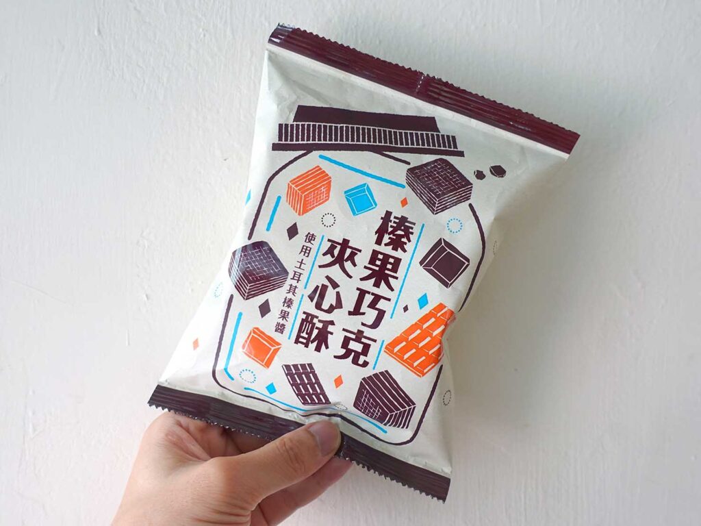 台湾セブンイレブンの傳統零食シリーズ「榛果巧克夾心酥」のパッケージ