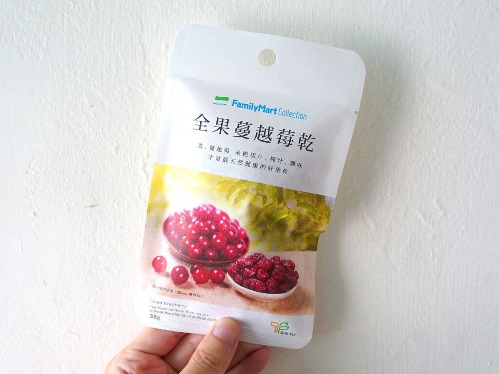 台湾のファミリーマートで買えるドライフルーツ「全果蔓越莓乾」のパッケージ
