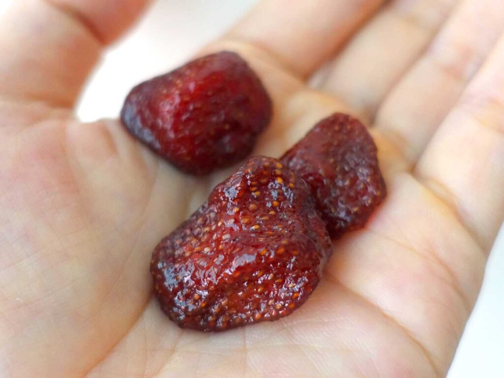 台湾のファミリーマートで買えるドライフルーツ「草莓鮮果乾」