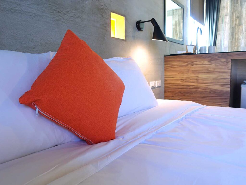 澎湖のおすすめゲストハウス「彩色珊瑚礁 Color Coral Hostel 」402雙人房のベッドクッション