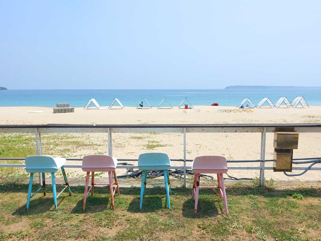 澎湖観光のおすすめスポット「嵵裡沙灘」に並ぶ椅子