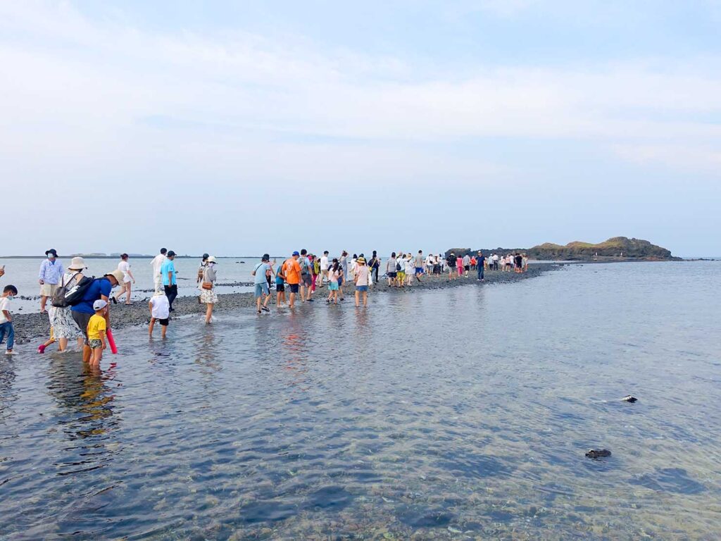 澎湖観光のおすすめスポット「奎壁山摩西分海」を歩く人たち