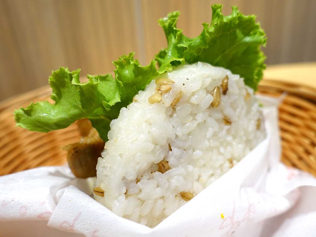 台湾モスバーガーのおすすめメニュー「超級大麥醬燒珍珠堡」の大麦入りごはん