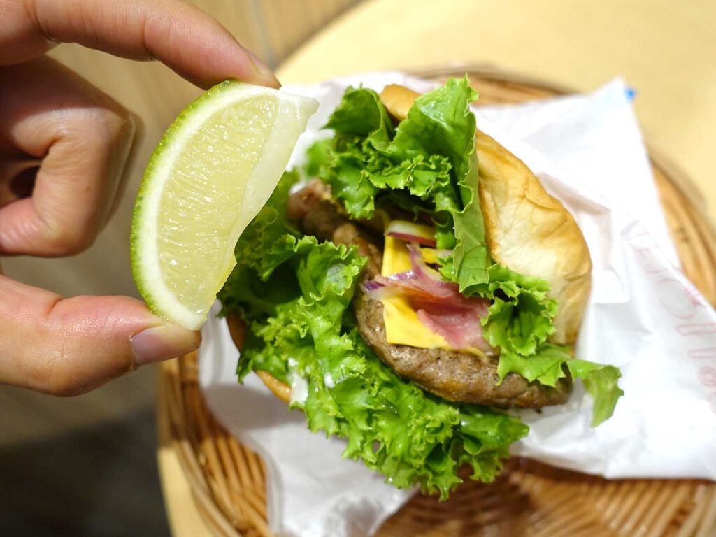 台湾モスバーガーのおすすめメニュー「輕檸雙牛堡」のレモン