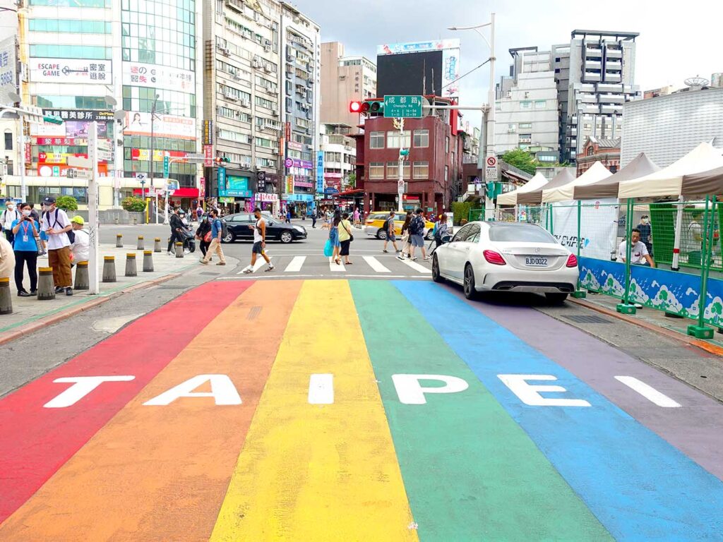 台北・西門町のレインボー歩道「6號彩虹」