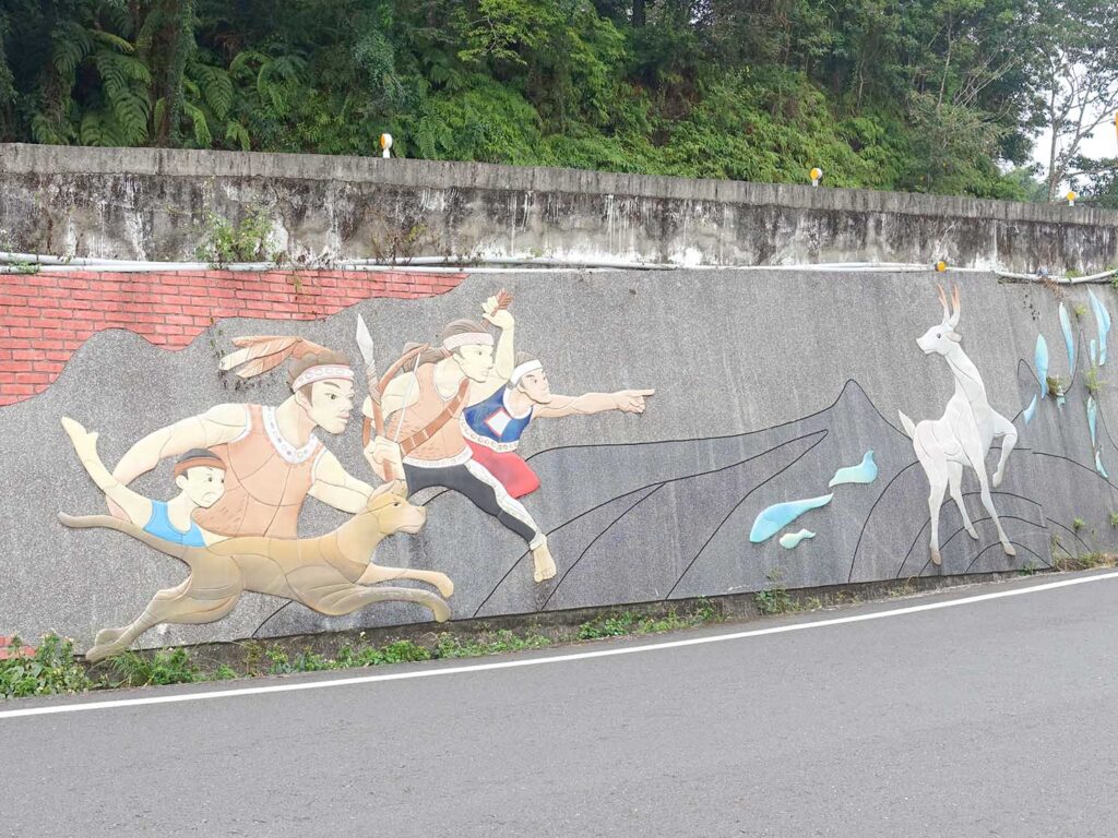 日月潭１周サイクリング「環潭自行車道」の壁に描かれた絵