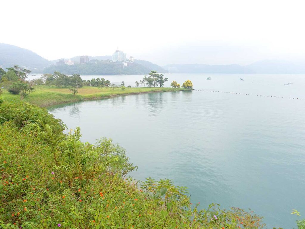 日月潭１周サイクリング「環潭自行車道」向山遊客中心から眺める湖