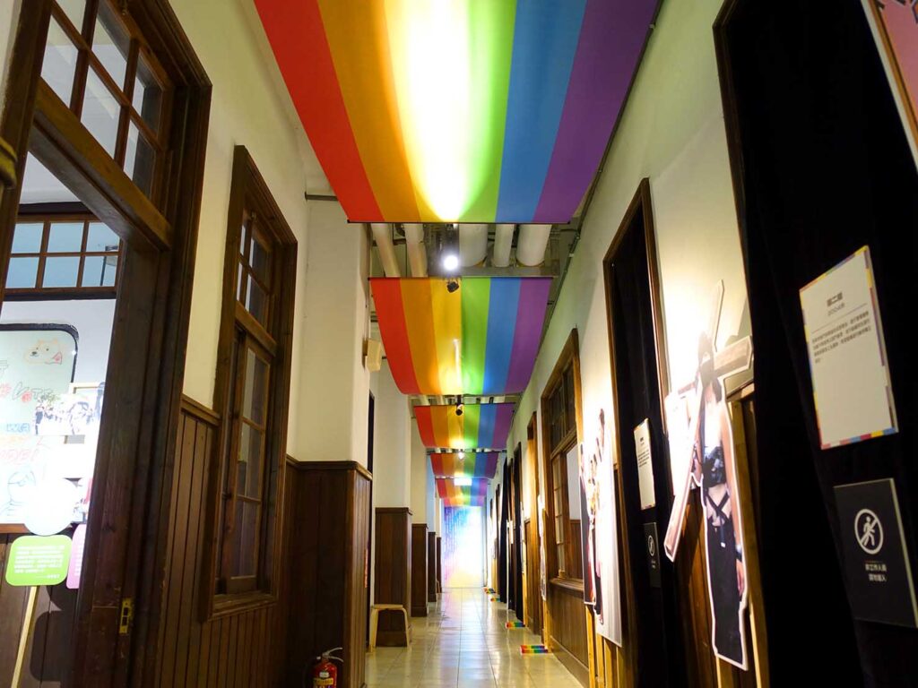 台湾LGBTプライド展覧会「為改變而走 ー 臺灣同志遊行20週年回顧展」の展示スペース廊下