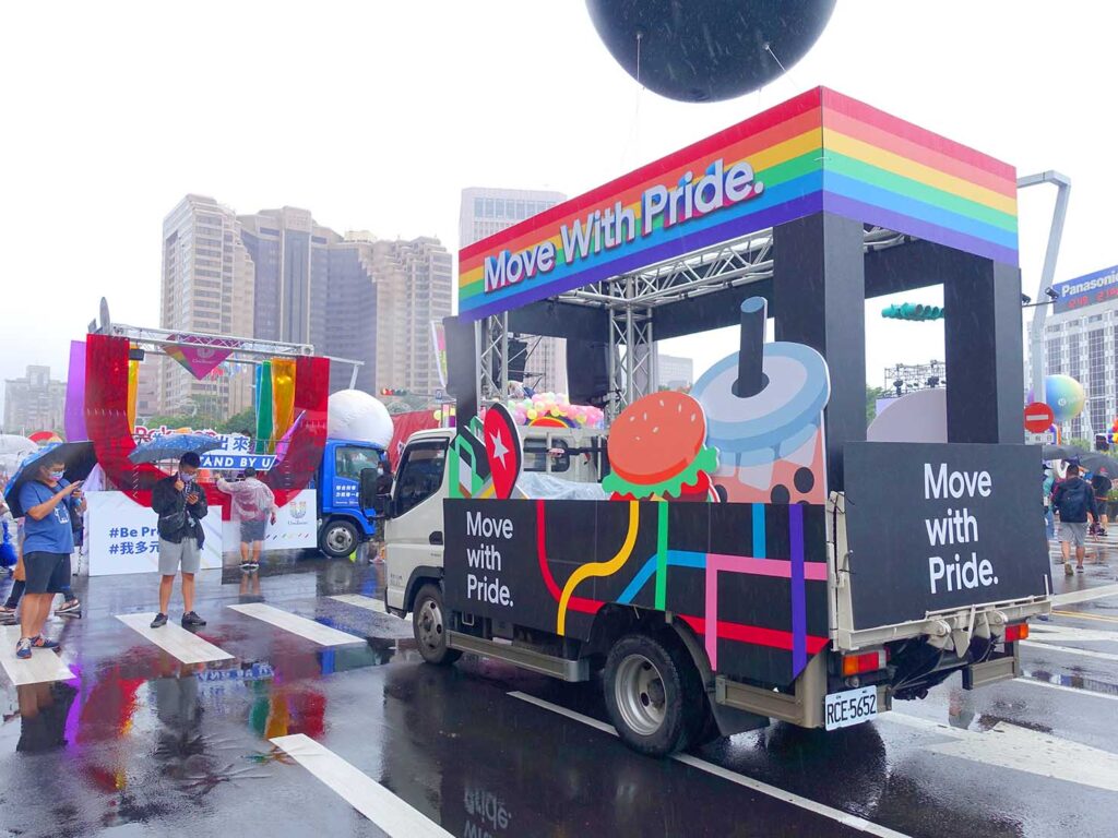 台灣同志遊行（台湾LGBTプライド）2022の会場に並ぶUBERのパレードカー