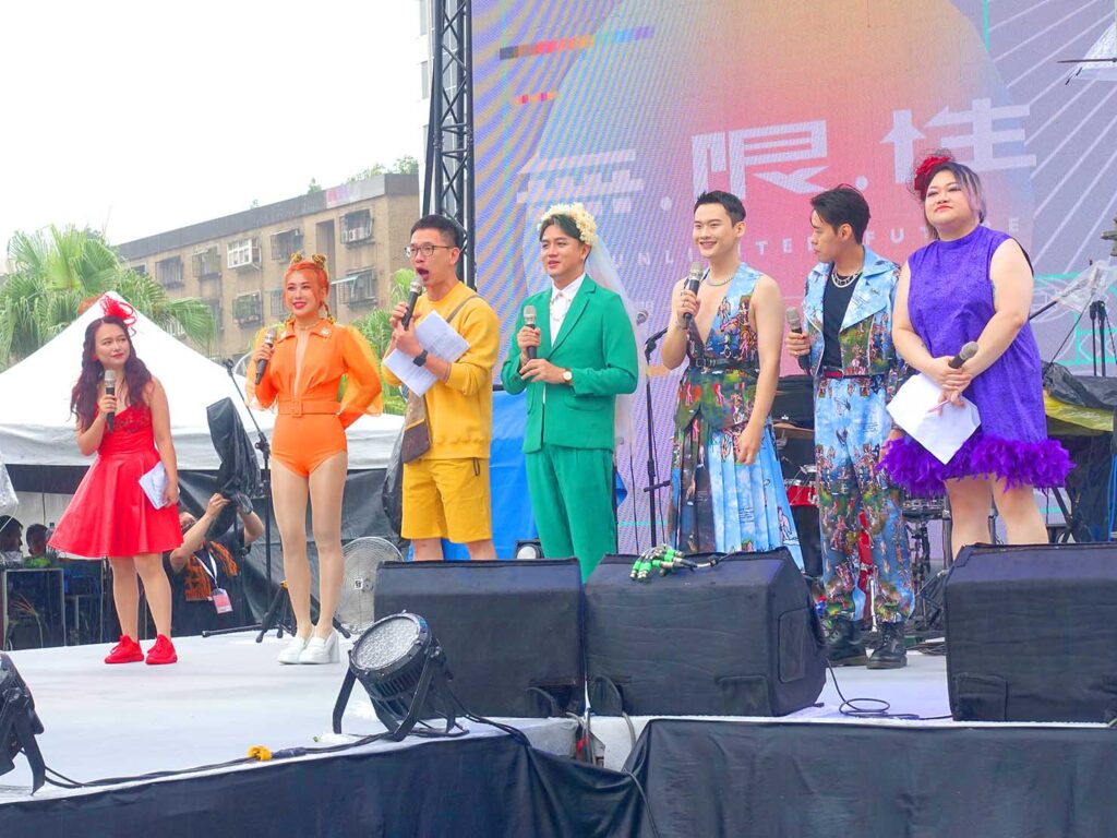 台灣同志遊行（台湾LGBTプライド）2022のステージ上に立つ司会の方々