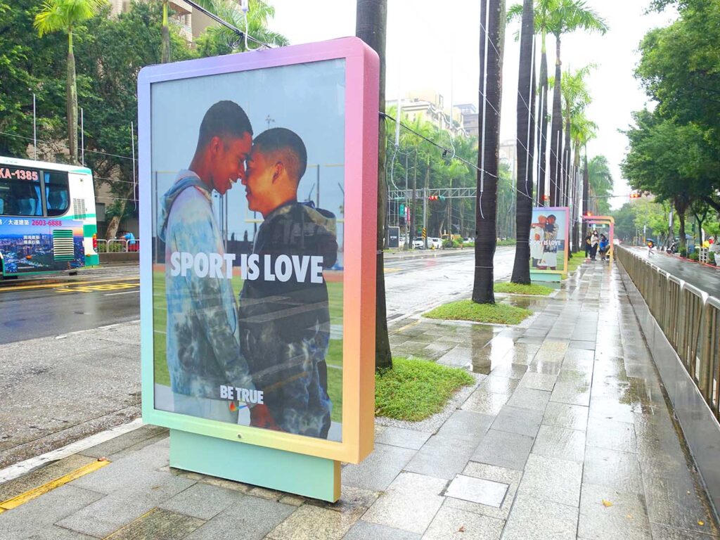 台灣同志遊行（台湾LGBTプライド）2022に合わせて出稿されたNIKEのバス停広告