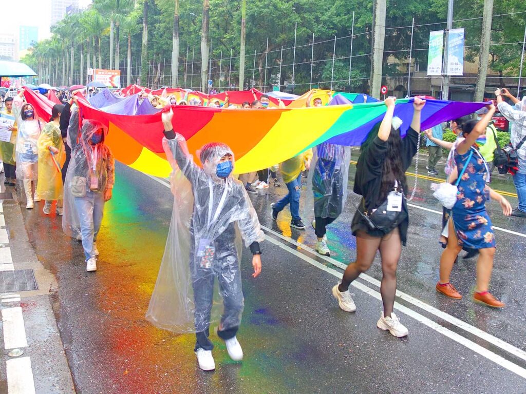 台灣同志遊行（台湾LGBTプライド）2022パレードの巨大レインボーフラッグ