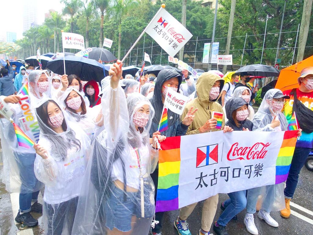 台灣同志遊行（台湾LGBTプライド）2022パレードに参加するコカコーラのグループ