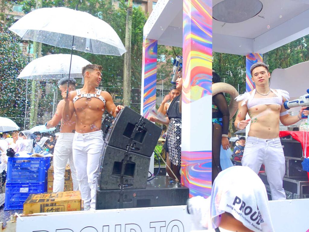 台灣同志遊行（台湾LGBTプライド）2022のパレードカーで微笑むGOGOBOY