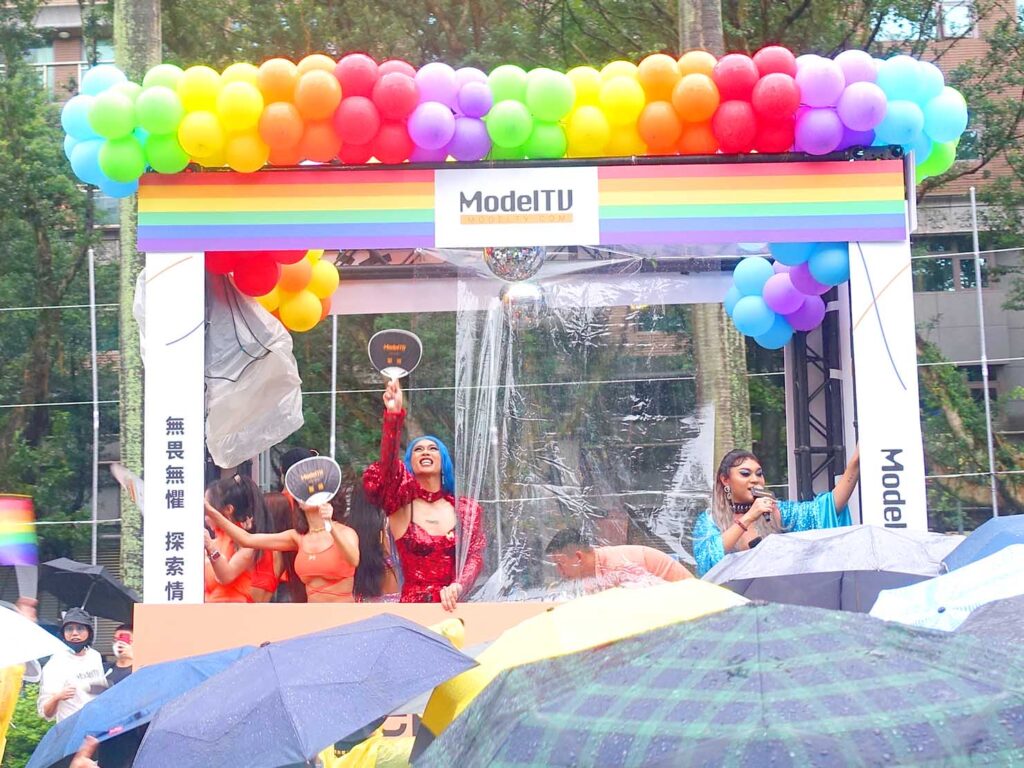 台灣同志遊行（台湾LGBTプライド）2022のパレードカーから呼びかけるドラァグクイーン