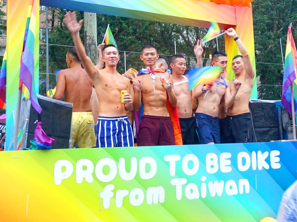 台灣同志遊行（台湾LGBTプライド）2022のパレードカーから手を振るボーイズたち