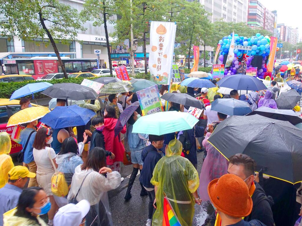 台灣同志遊行（台湾LGBTプライド）2022のパレードを傘をさして歩く参加者たち