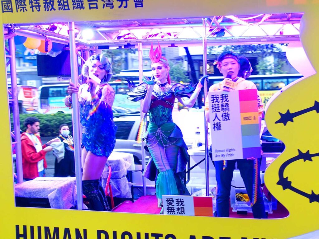 台灣同志遊行（台湾LGBTプライド）2022のパレードカーに立つドラァグクイーン