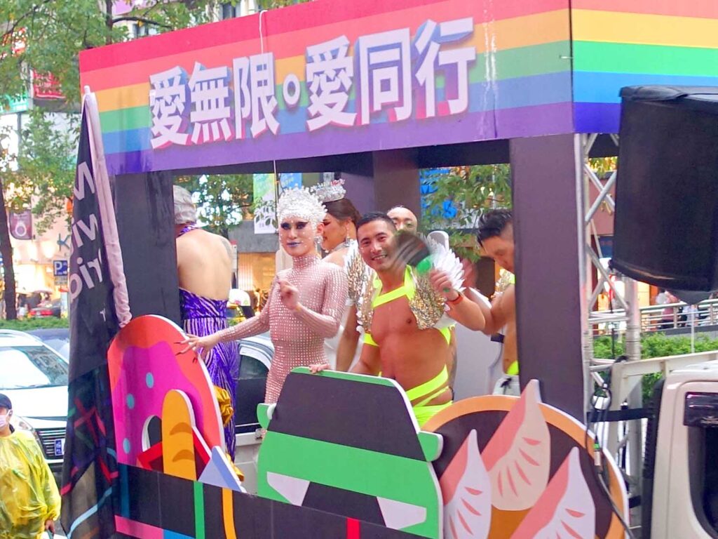 台灣同志遊行（台湾LGBTプライド）2022のパレードカーから手を振るドラァグクイーン
