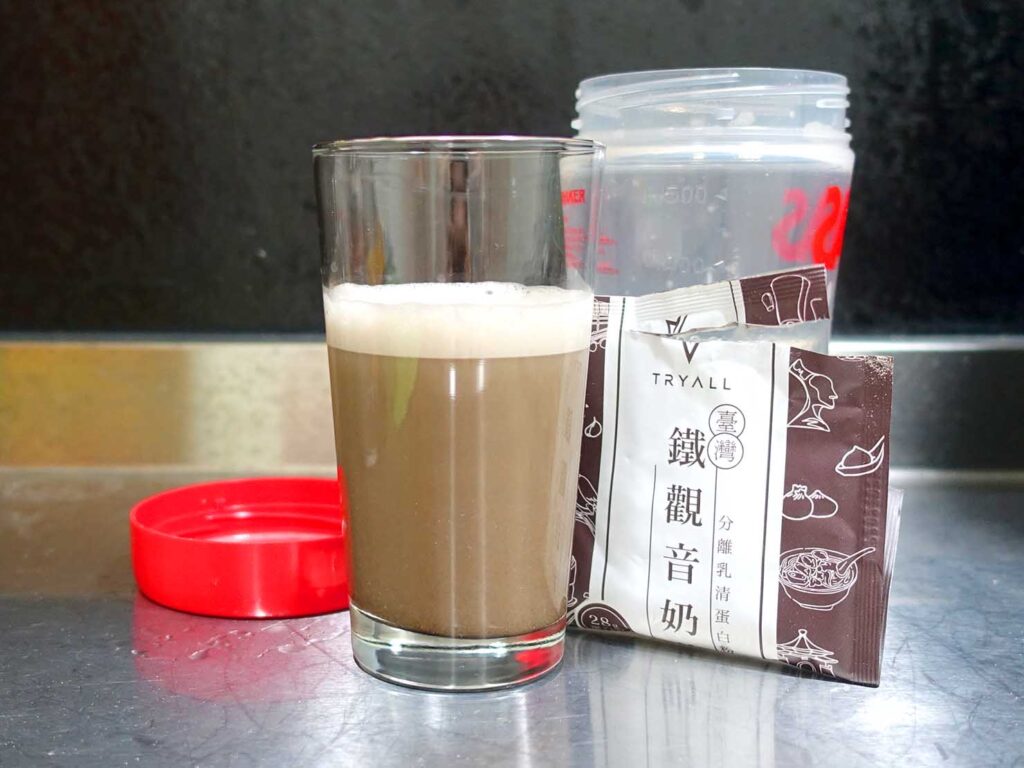 台湾のプロテインブランド「Tryall」シェイク後の鐵觀音奶茶