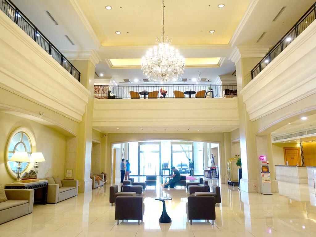 高雄旅行におすすめの五つ星ホテル「寒軒國際大飯店」ロビーのシャンデリア