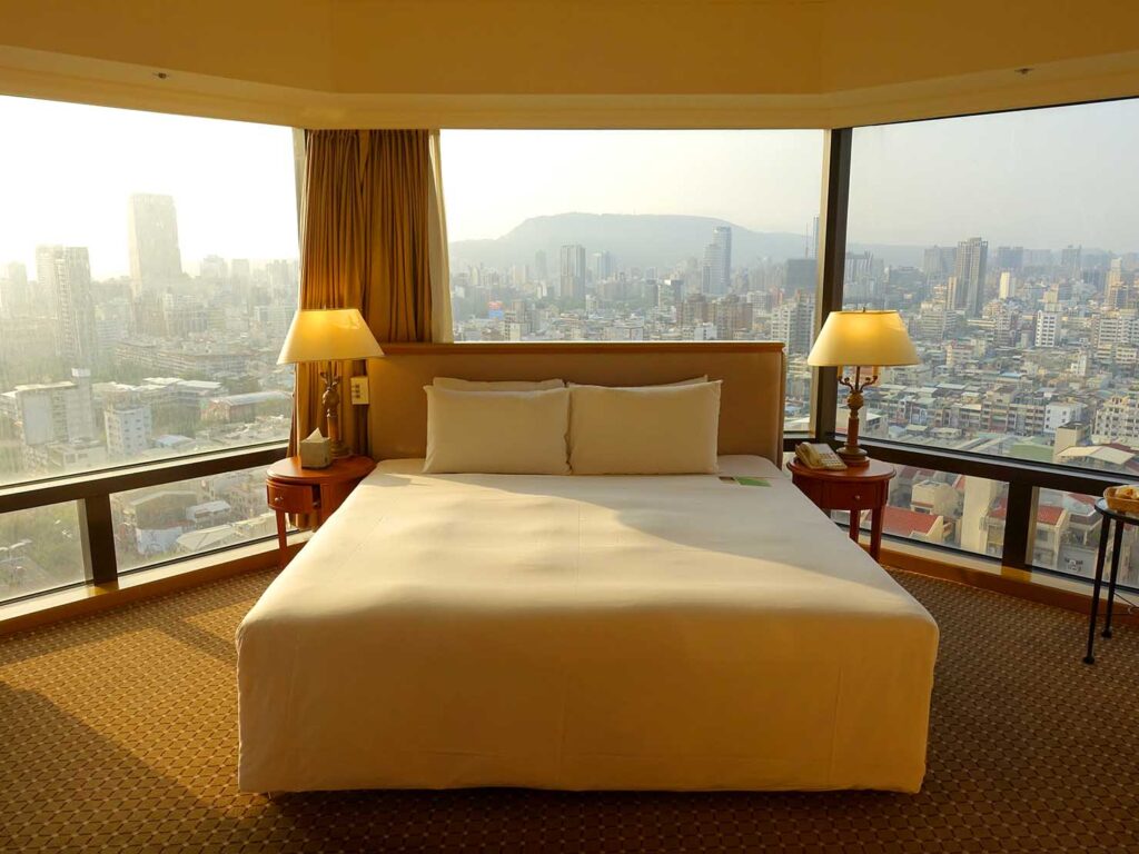 高雄旅行におすすめの五つ星ホテル「寒軒國際大飯店」全景客房のベッドルーム