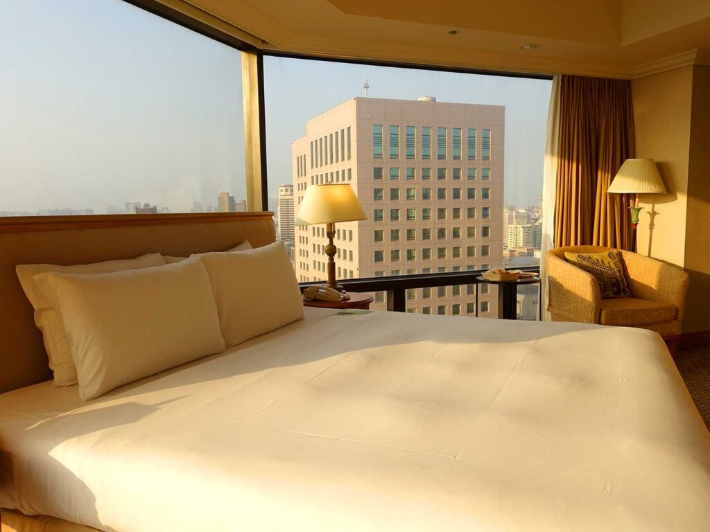 高雄旅行におすすめの五つ星ホテル「寒軒國際大飯店」全景客房のベッド