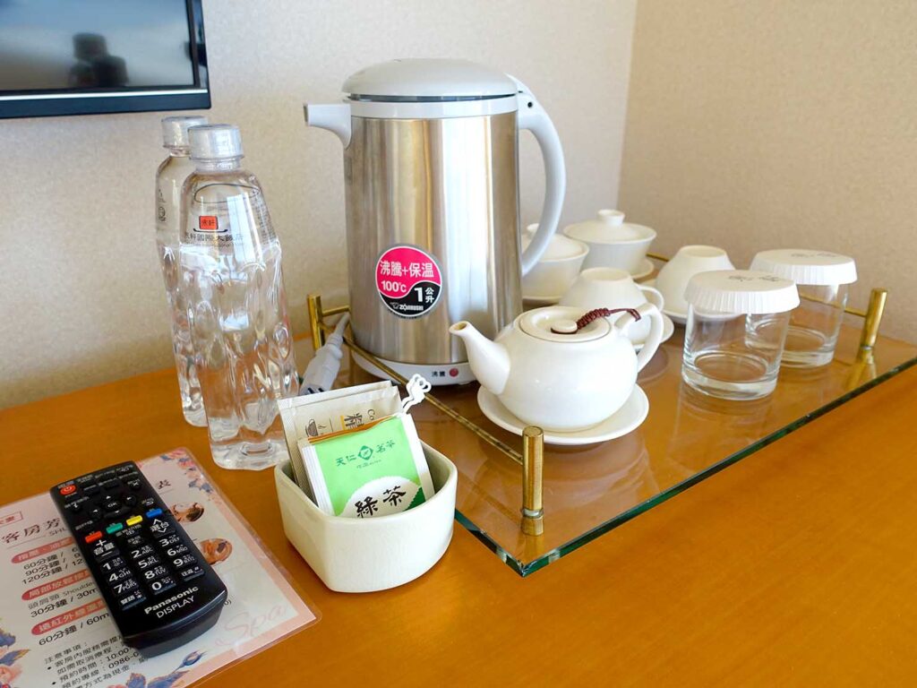 高雄旅行におすすめの五つ星ホテル「寒軒國際大飯店」全景客房の電気ポット