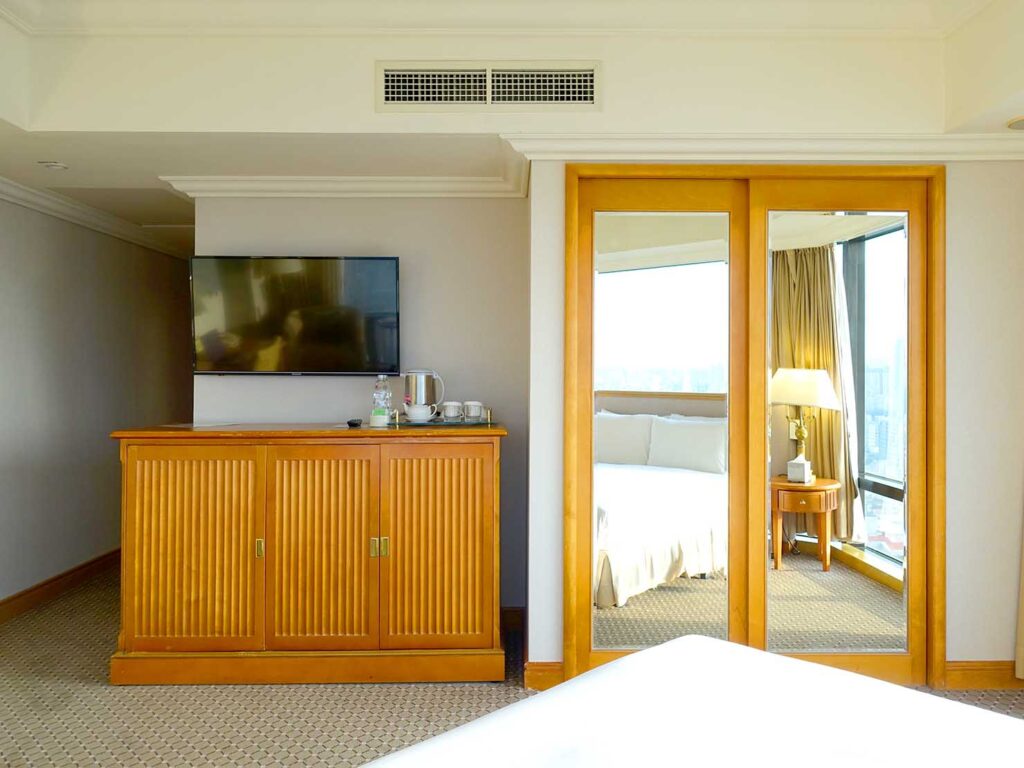 高雄旅行におすすめの五つ星ホテル「寒軒國際大飯店」全景客房をベッド側から