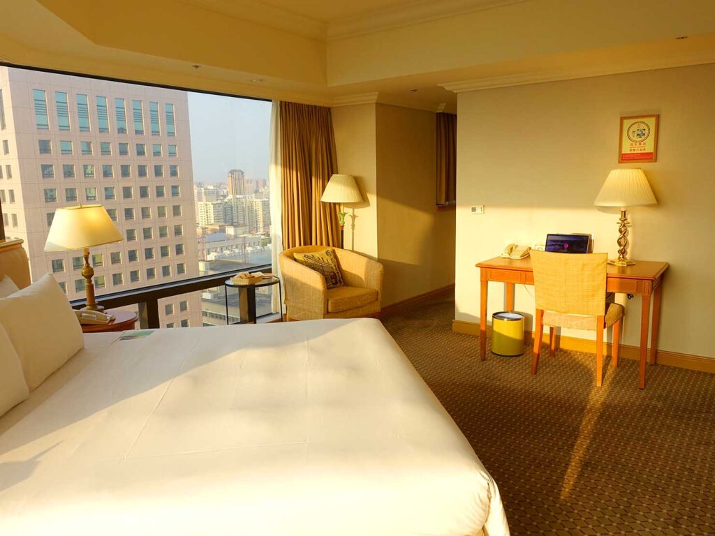 高雄旅行におすすめの五つ星ホテル「寒軒國際大飯店」全景客房を窓側から
