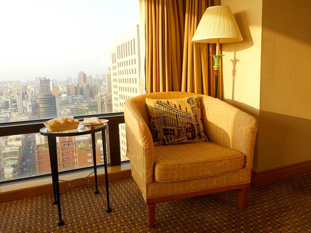 高雄旅行におすすめの五つ星ホテル「寒軒國際大飯店」全景客房のソファ