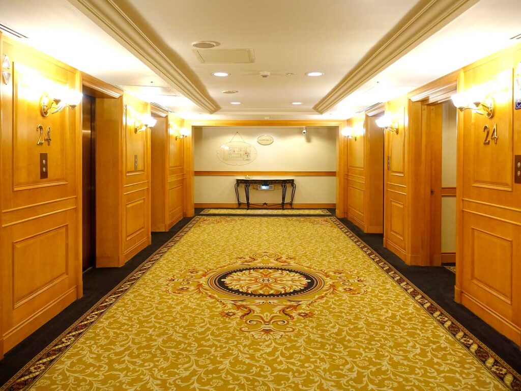 高雄旅行におすすめの五つ星ホテル「寒軒國際大飯店」24Fのエレベーターホール