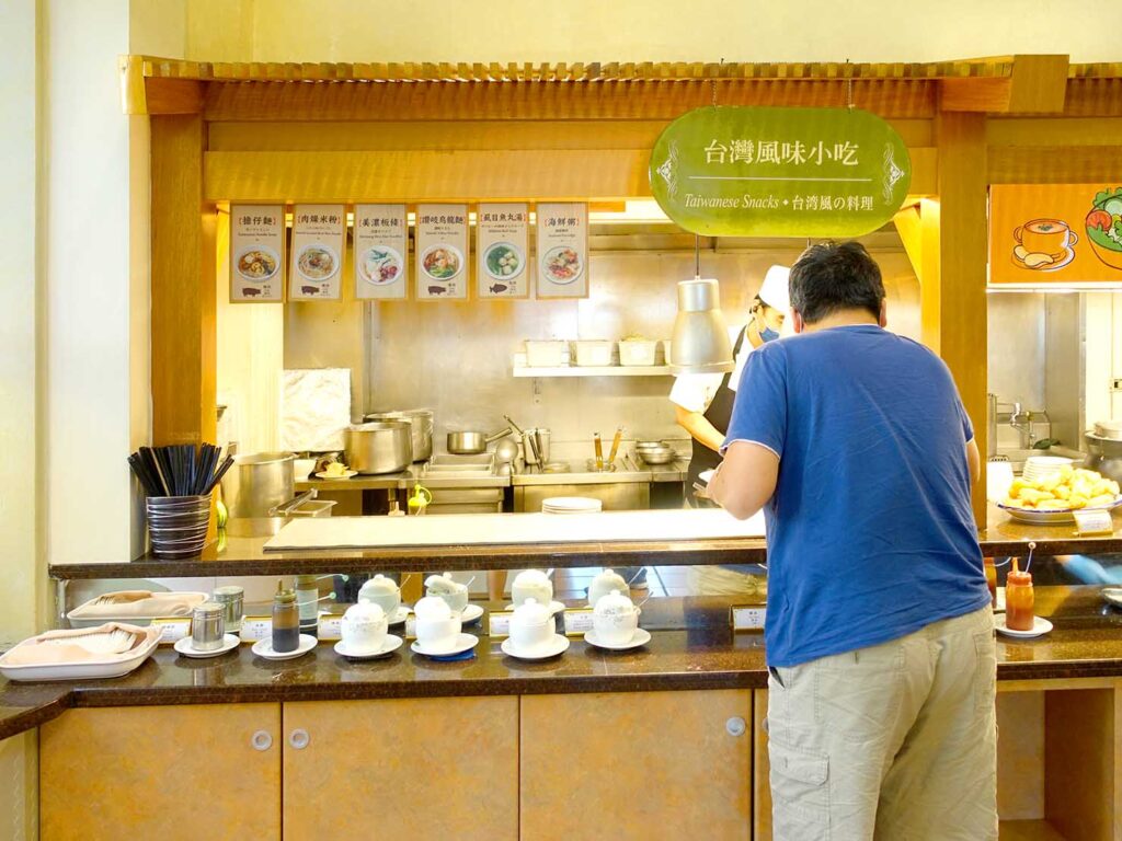 高雄旅行におすすめの五つ星ホテル「寒軒國際大飯店」の朝食ビュッフェのオーダーカウンター