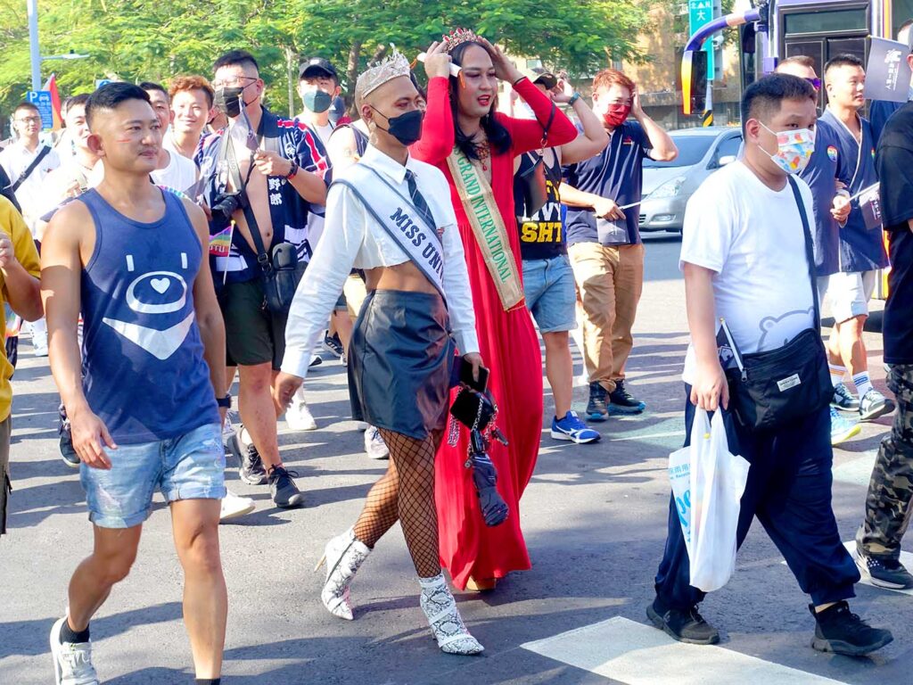 「高雄同志大遊行（高雄プライド）」2022のパレードでミスコン風の衣装に身を包む参加者