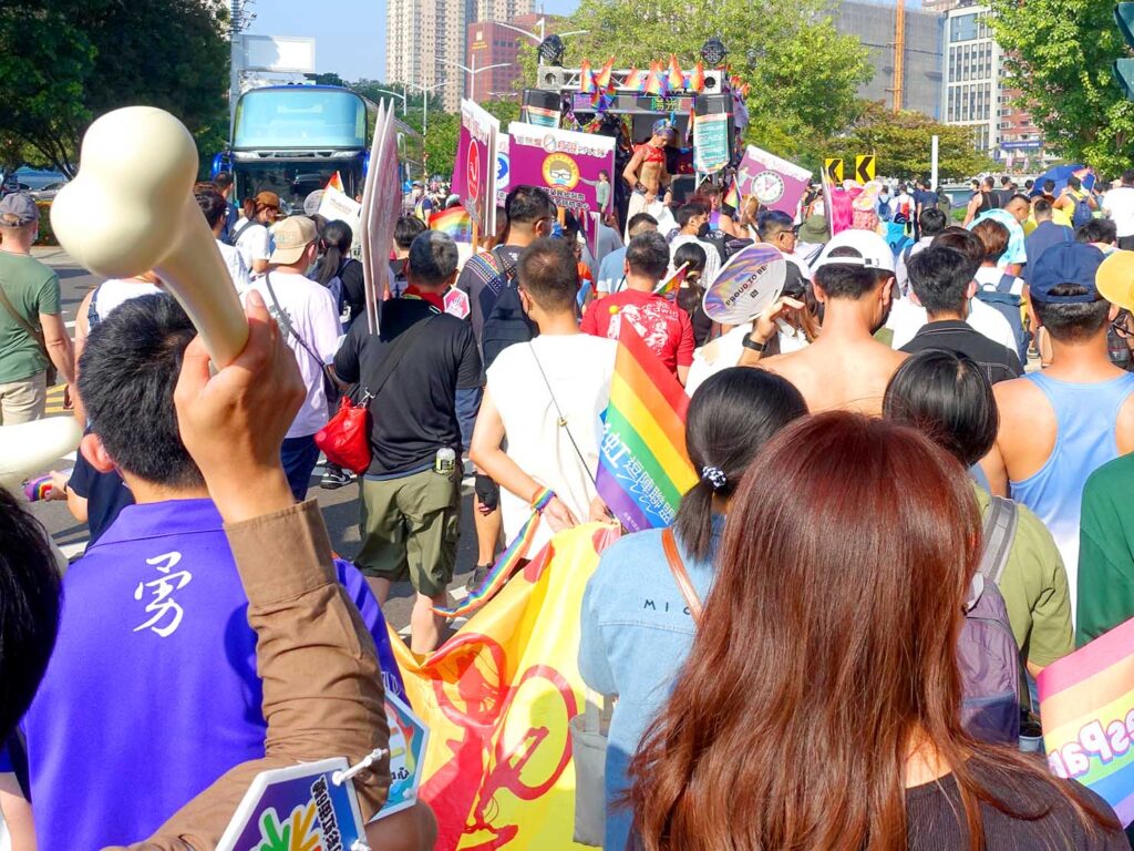 「高雄同志大遊行（高雄プライド）」2022のパレードカー前で盛り上がる参加者たち