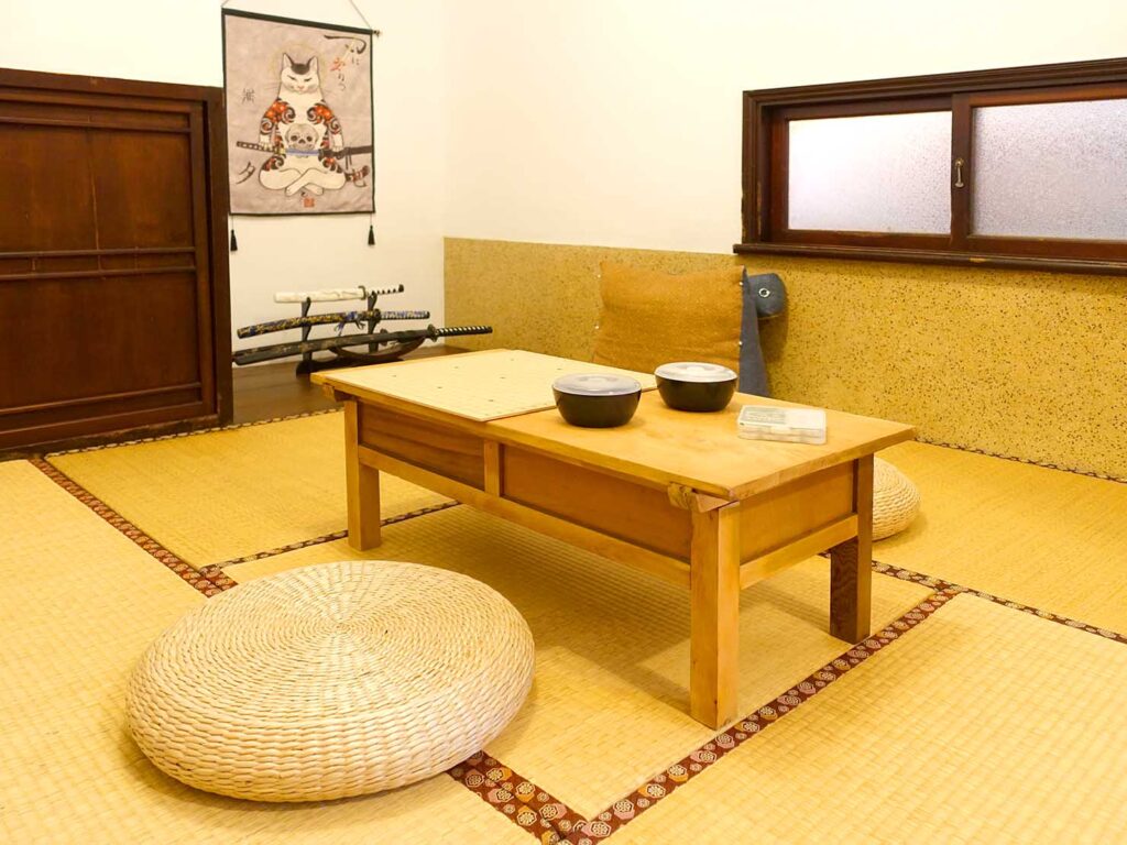 台南・神農街すぐのおすすめゲストハウス「紡南 Funnan Guesthouse」和室のテーブル