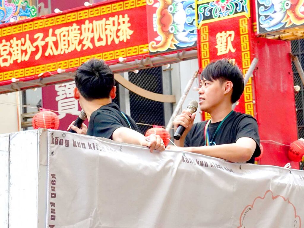 台南彩虹遊行（台南レインボープライド）2022パレードの先導車に立つYouTuberの夫夫之道さん